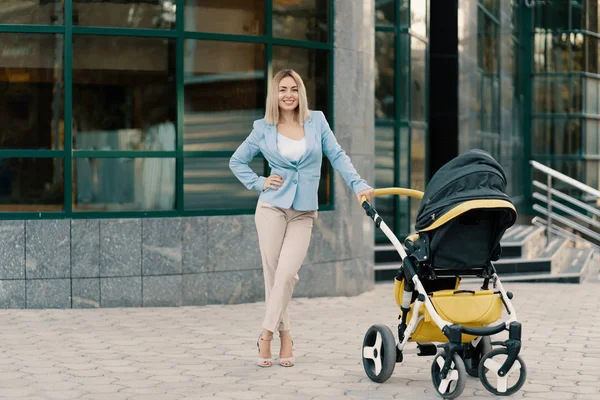 Portrait d'une femme d'affaires réussie en costume bleu avec bébé — Photo