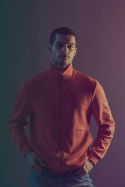 Çekici erkek modelstüdyo yakın çekim portre. Renkli flaş stüdyo ışığı