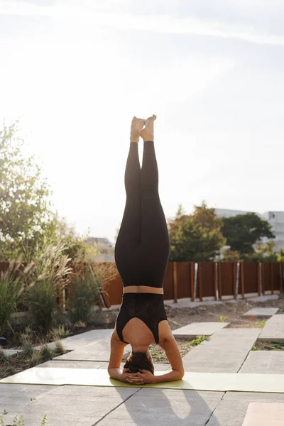 Молодая девушка практикует упражнения на растяжку и йогу — стоковое фото
