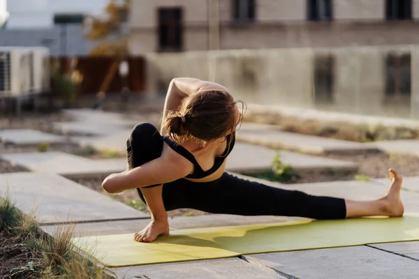 Chica joven practicando estiramiento y ejercicio de yoga — Foto de Stock