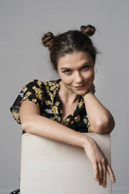 Çiçekli elbise giymiş çekici genç bir kadın.