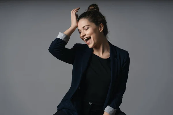 Retrato de una hermosa joven mujer de negocios — Foto de Stock