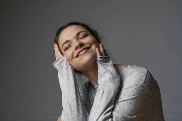 Retrato de jovem mulher maravilhosa — Fotografia de Stock