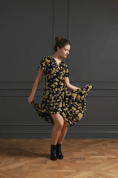 Atrakcyjna młoda kobieta tańczy i pozuje w studio — Zdjęcie stockowe