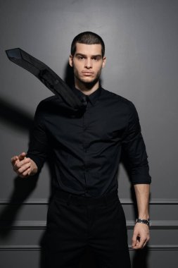 Siyah gömlekli genç ve yakışıklı iş adamı.