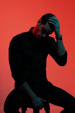 Mavi ve kırmızı ışıkta kendinden emin yakışıklı bir iş adamının portresi.