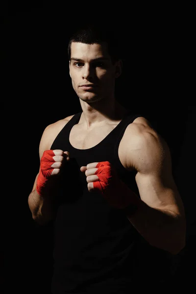 Boxe Retrato Masculino Rack Sobre Fundo Preto Com Ligaduras Vermelhas — Fotografia de Stock