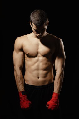 Beyaz boksör bir sonraki dövüş için hazırlanıyor. Spor konsepti, sağlıklı yaşam tarzı, spor beslenmesi. Güzel karın kasları.