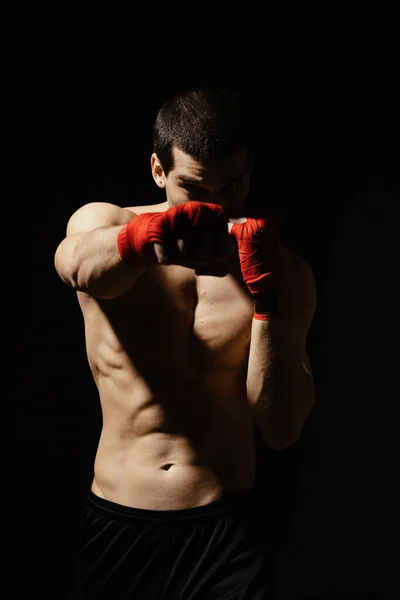 Boxeador Atlético Golpeando Con Determinación Precaución Sobre Fondo Negro Concepto — Foto de Stock