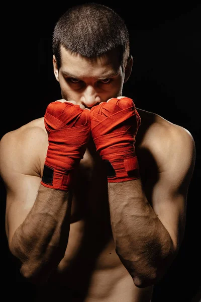 Boxer Lutador Masculino Posando Posição Defensiva Confiante Com Mãos Banndages — Fotografia de Stock