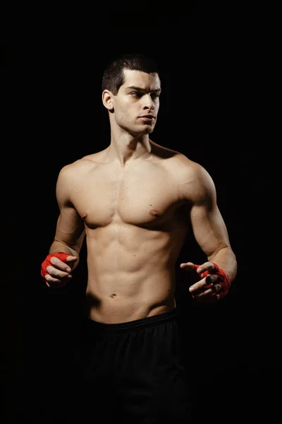 黒を背景にボクシングの姿勢でポーズ男性ボクサーの肖像 — ストック写真
