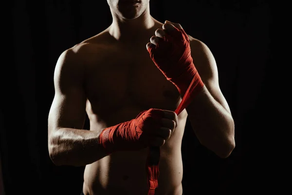 Primer Plano Las Manos Joven Boxeador Que Enrolla Vendajes Rojos — Foto de Stock