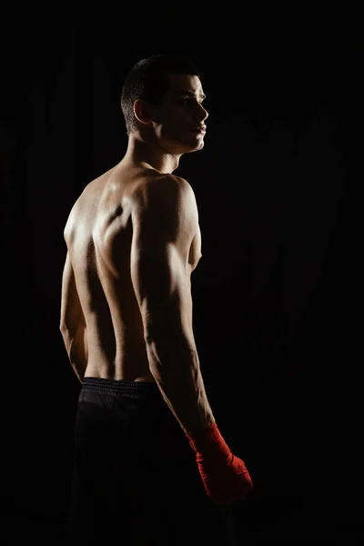 Retrato Boxeador Masculino Posando Postura Boxeo Mirando Por Encima Del — Foto de Stock