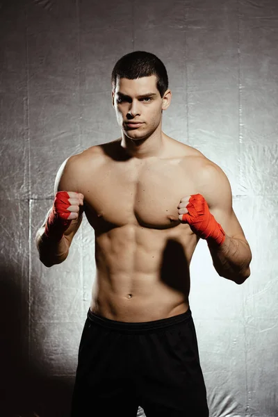 Boxerský Portrét Muže Stojící Stojanu Stříbrném Pozadí Červenými Obvazy Rukou — Stock fotografie