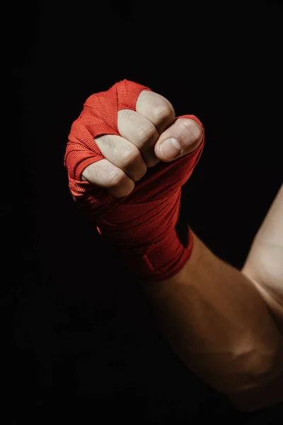 Κοντινό Μποξεράκι Κόκκινο Επίδεσμο Έτοιμο Για Μάχη Έννοια Δυνατά Χέρια — Φωτογραφία Αρχείου