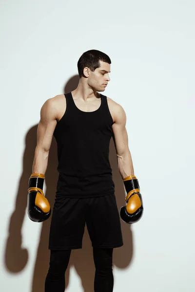 Uzun Boylu Çekici Sporcular Siyah Spor Tişörtler Şortlar Giyiyorlar Güçlü — Stok fotoğraf