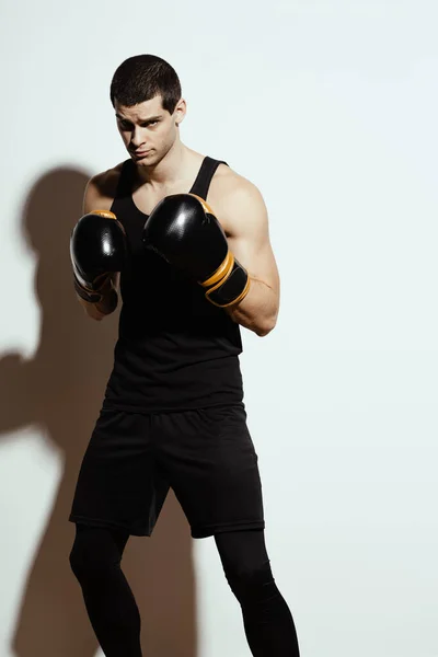 Uzun Çekici Sporcularla Dövüşmeye Hazır Siyah Tişört Şort Giymiş Güçlü — Stok fotoğraf