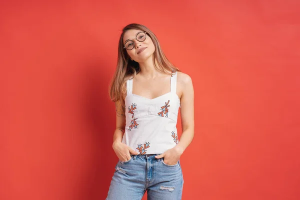 Söt Långhårig Kvinnlig Modell Poserar Med Ett Leende Ansikte Uttryck — Stockfoto