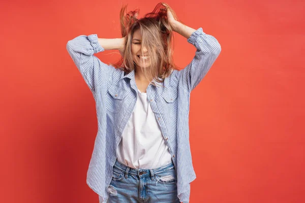 Grappig Schattig Meisje Plezier Geïsoleerd Een Rode Achtergrond Tijdens Het — Stockfoto