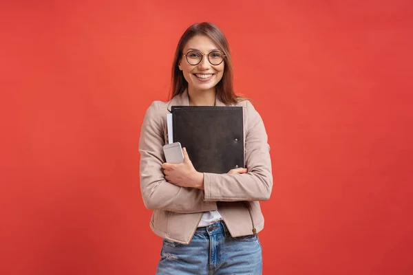 Νέοι Χαμογελώντας Σπουδαστή Οικότροφος Γυαλιά Στέκεται Ένα Φάκελο Στα Χέρια — Φωτογραφία Αρχείου