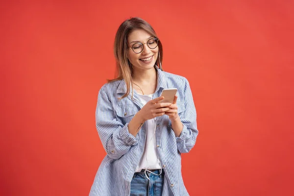 Menina Encantadora Roupas Casuais Fones Ouvido Olhando Tela Telefone Mãos — Fotografia de Stock