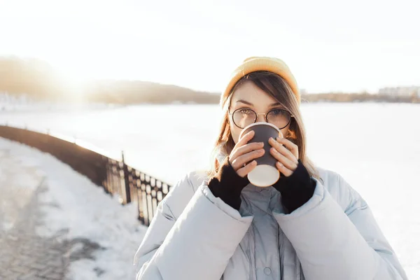 Feliz Jovem Adolescente Segurando Uma Xícara Café Takeaway Livre Retrato — Fotografia de Stock