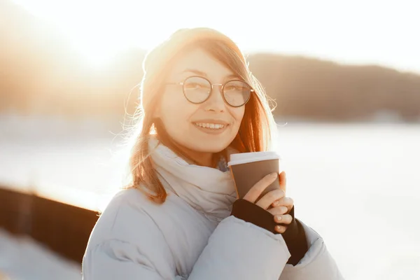 Gelukkige Jonge Tienervrouw Met Een Meeneemkopje Koffie Buiten Winter Portret — Stockfoto