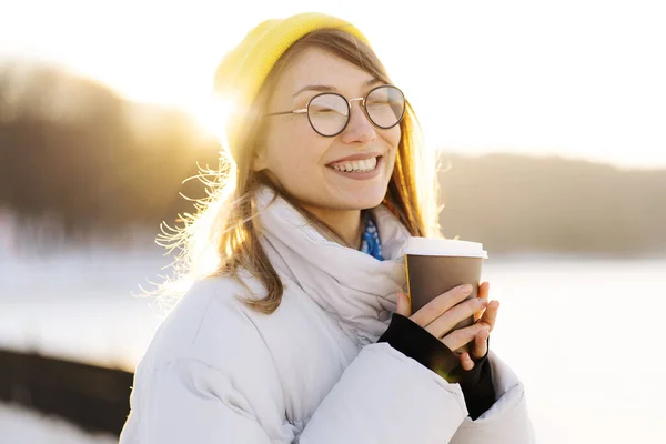 Feliz Jovem Adolescente Segurando Uma Xícara Café Takeaway Livre Retrato — Fotografia de Stock