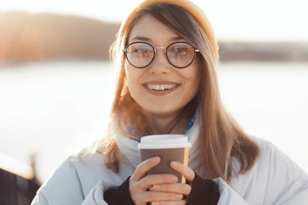 Gelukkige Jonge Tienervrouw Met Een Meeneemkopje Koffie Buiten Winter Portret — Stockfoto