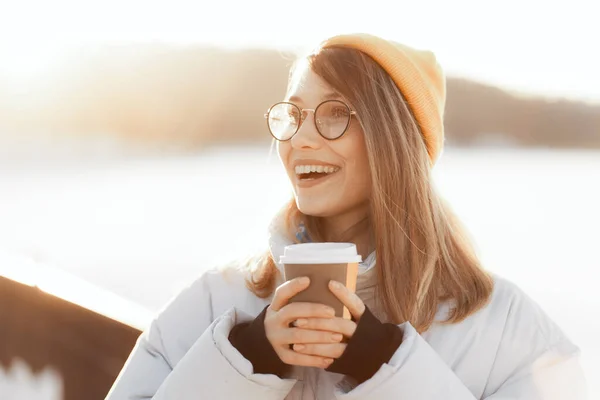 Gelukkige Jonge Tienervrouw Met Een Meeneemkopje Koffie Buiten Winter Portret — Stockfoto