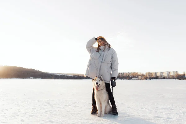 Chica Joven Feliz Jugando Con Perro Husky Siberiano Parque Invierno — Foto de Stock
