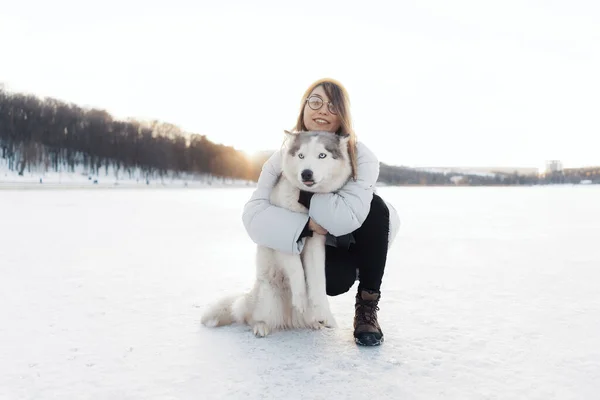 Szczęśliwa Młoda Dziewczyna Bawiąca Się Syberyjskim Husky Dog Parku Zimowym — Zdjęcie stockowe