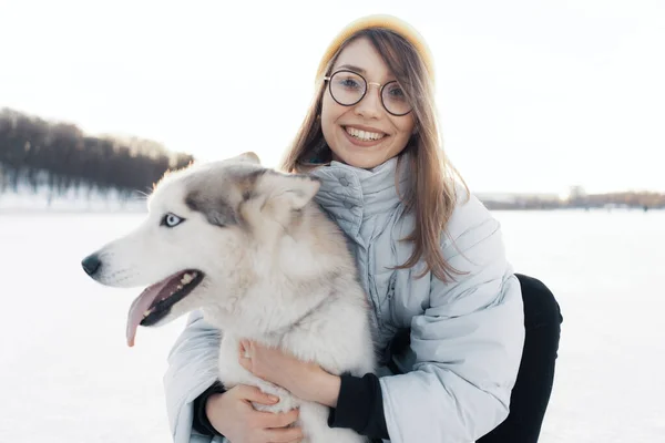 Szczęśliwa Młoda Dziewczyna Bawiąca Się Syberyjskim Husky Dog Parku Zimowym — Zdjęcie stockowe