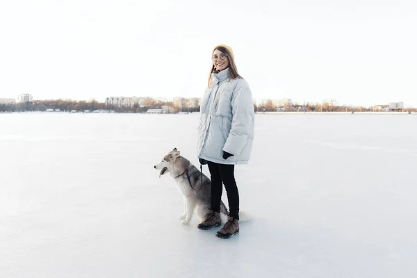 Szczęśliwa Młoda Dziewczyna Bawiąca Się Syberyjskim Husky Dog Parku Zimowym — Zdjęcie stockowe