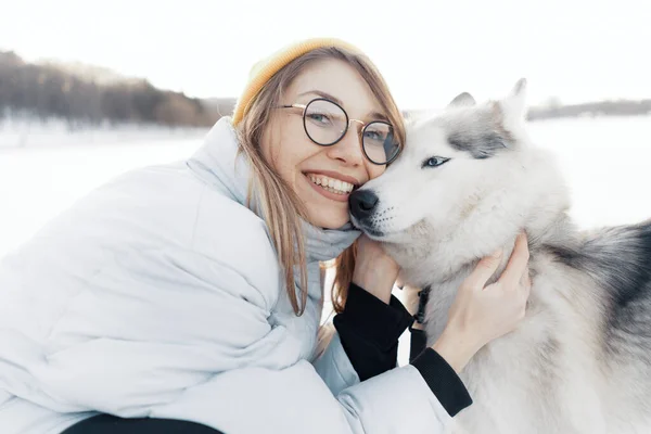 Happy Young Girl Playing Siberian Husky Dog Winter Park Walk — Stock Photo, Image