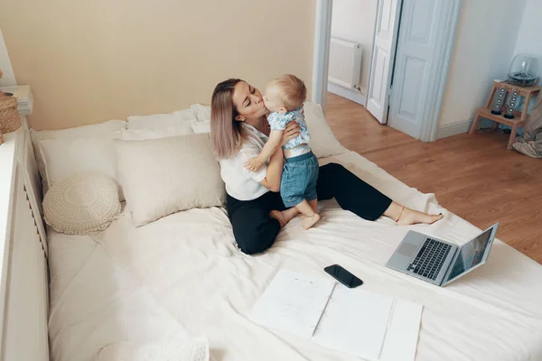 Jeune Mère Avec Son Enfant Travaillant Dans Chambre Coucher Maison — Photo