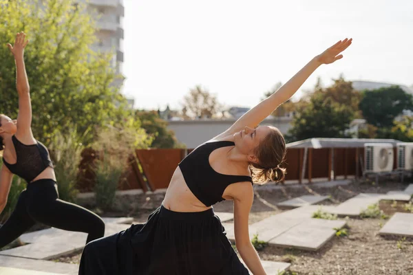 Două Fete Tinere Care Practică Exerciții Stretching Yoga Împreună Terasă — Fotografie, imagine de stoc