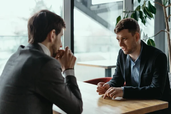 Due giovani uomini d'affari discutono di qualcosa — Foto Stock