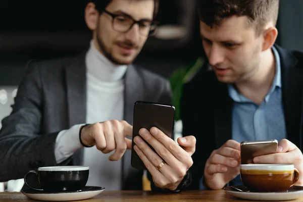 Dois empresários conversando usando um smartphone — Fotografia de Stock