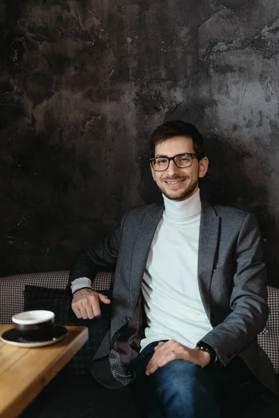 Portrétní mladý, sebevědomý obchodník s brýlemi — Stock fotografie