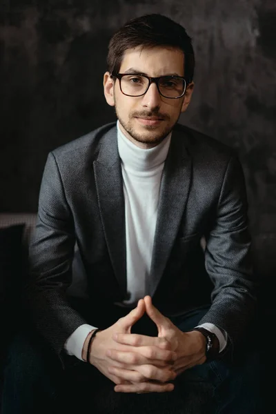 Porträt junger, selbstbewusster Geschäftsmann mit Brille — Stockfoto