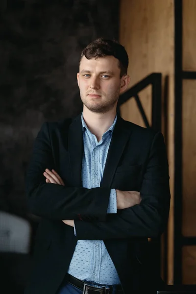 Man portrait posing in a loft modern space — Stock Photo, Image