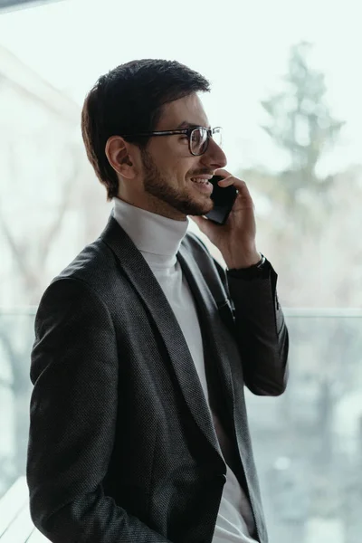 Ritratto uomo d'affari di successo che parla sullo smartphone — Foto Stock