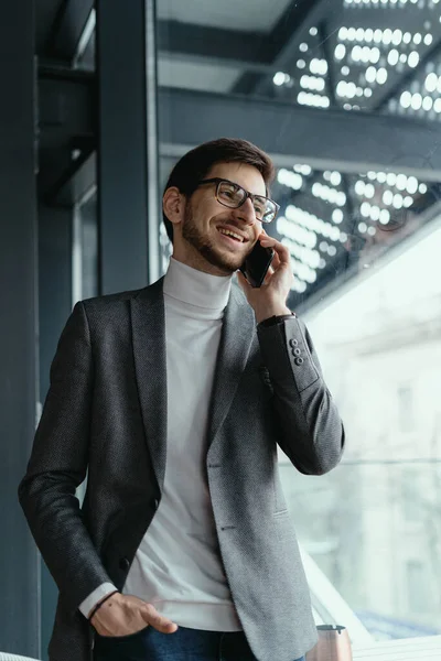 Ritratto uomo d'affari di successo che parla sullo smartphone — Foto Stock