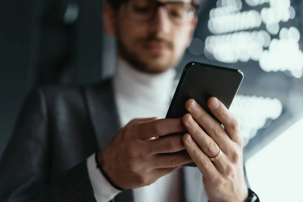 Retrato de mensagens de texto de negócios bem sucedidas no smartphone — Fotografia de Stock