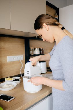 El bilgisayarı kullanan otantik bir kadın.