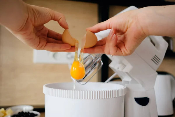 女性は台所のボウルに鶏の卵を破る. — ストック写真
