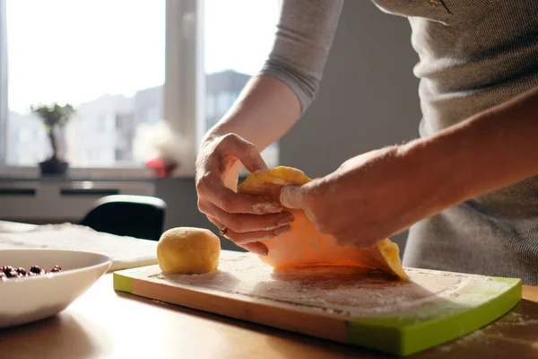 Cucinare la pasta fatta in casa in una giornata di sole — Foto Stock