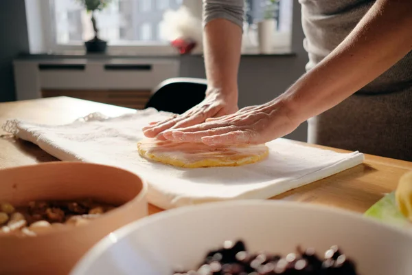 Cocinar masa hecha en casa en un día soleado — Foto de Stock