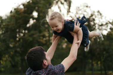 Baba ve kızın doğada vakit geçirdiği anlar.
